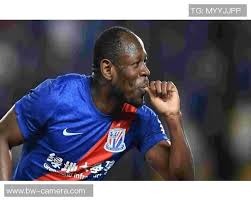 大哥你在干嘛？米兰德比补时阶段，巴斯托尼掏裆奇克